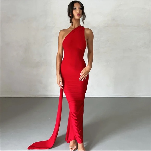 ShopBeverlyBlvd Dresses & Skirts - Elegant One-Shoulder dress
